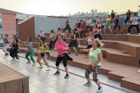 Yaz Aylarinda Dans Fit Ile Spor Yaptilar