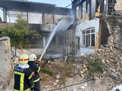 2 Katli Metruk Bina Alevlere Teslim Oldu