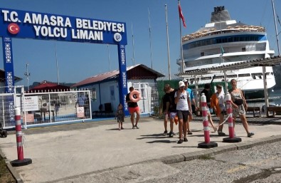 Amasra'ya Rus Turist Akini Sürüyor