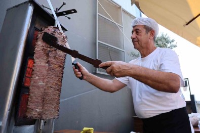 Et Fiyati Düstü, Iddiayi Kaybetti, Et Döner Tezgahini Meclis'e Kurarak Döner Dagitti