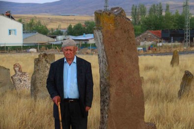 Iki Asirlik Sahipsiz Mezarlar Sirrini Koruyor
