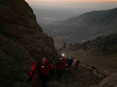 JAK Timlerinden Erciyes'e Zirve Tirmanisi