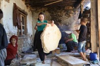 Kadinlar Kislik Ekmeklerini Imece Usulü Hazirliyor