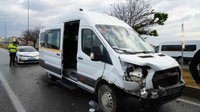 Kirikkale'de Isçi Servisi Ile Otomobil Çarpisti Açiklamasi 11 Yarali