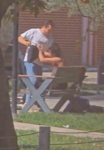 Kiz Arkadasi Herkesin Gözü Önünde Böyle Darp Etti, Ardindan Kaçti