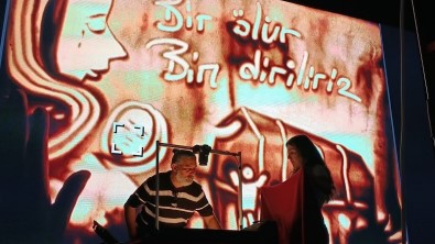 Kum Sanatçisi Köylü, Kum Tanecikleri Ile Tarihi Canlandirdi