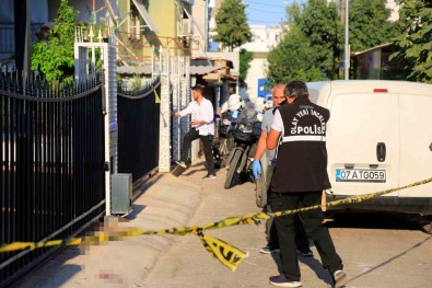 Kursunu Biten Saldirganlar Çalisanlar Tarafindan Darp Edildi