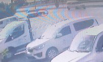 Otomobille Çarpisip Savrulan Motosiklet Sürücüsü Ölümden Kil Payi Kurtuldu Haberi