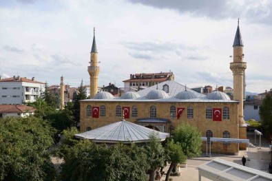 Ulu Cami Bahçesinde Çevre Düzenlemesi Yapilacak