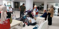 Arabanli Ögrenciler Huzurevindeki Yaslilari Ziyaret Etti