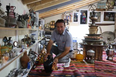 Çocukluk Hayali Gerçek Oldu, Evinin Çati Katini Adeta Müzeye Dönüstürdü