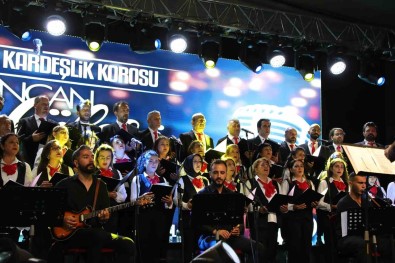 Erzincan'da Farkli Meslek Gruplarindan Insanlarin Bir Araya Geldigi 'Kardeslik Korosu' Konser Verdi