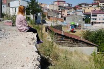 Istinat Duvari Yapilmasini Isteyen Mahalle Sakinlerinden Belediyeye Sert Tepki Açiklamasi 'Burasi Mahrumiyet Bölgesi Mi?'