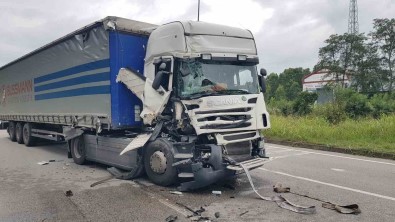 Samsun'da Isikta Duran Tira Arkadan Çarpti