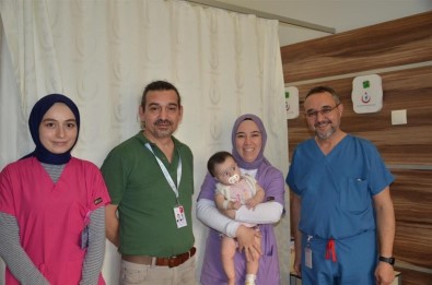 9 Aylik Bebegin Dügümlemenen Bagirsagi Ameliyatsiz Tedavi Edildi