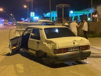 Direksiyon Hakimiyetini Kaybeden Sürücü, Park Halindeki Araca Çarpti