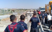 Itfaiye Erinin Atikligi Düsen Adami Hayata Bagladi Haberi