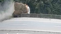 Rize'de Tas Kamyonunun Dereye Düsme Ani Kameralara Yansidi Haberi