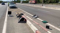 Trafik Levhasina Çarpan Otomobil 50 Metre Savruldu Haberi