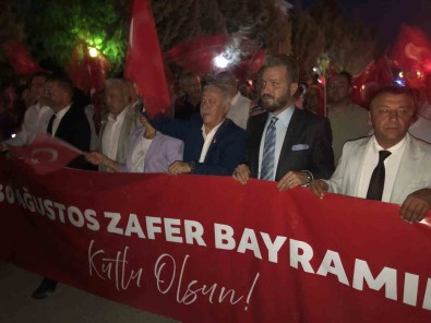 30 Agustos Zafer Mahallesi'nde 'Zafer Bayrami' Coskuyla Kutlandi
