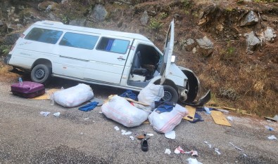 Alanya'da Freni Bosalan Minibüs Kayaya Çarpip Devrildi Açiklamasi 3'Ü Çocuk 6 Yarali
