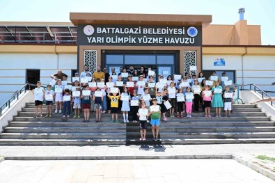 Battalgazi Belediyesi'nin 'Yüzme Bilmeyen Kalmasin' Projesiyle 110 Çocuk Yüzmeyi Ögrendi