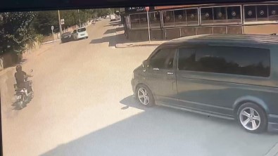 Bursa'da Kontrolden Çikan Otomobil Önce Araca, Sonra 2 Kafeye Çarpti