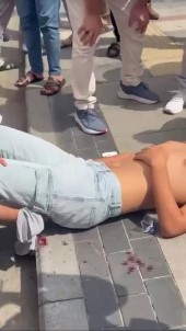 Cuma Namazi Kildigi Esnada Kalçasindan Biçaklandi