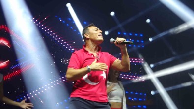 Dowtown'da 30 Agustos Coskusu Mustafa Sandal Ile Kutlandi