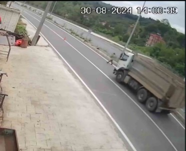 Hafriyat Kamyonu Yayaya Çarpti, O Anlar Güvenlik Kamerasina Yansidi
