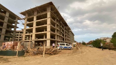 Insaatin 5. Katindan Düsen Kalip Ustasi Hayatini Kaybetti