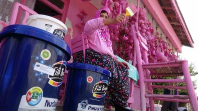 Isparta'nin 'Barbie'si Sakine Teyzeye Filli Boyadan Destek