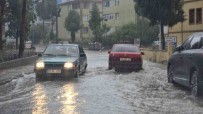 Karabük'te Saganak Hayati Felç Etti, Yollar Dere Yataklarina Döndü