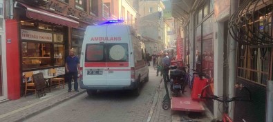 Kavga Sirasinda Kirilan Cam Sokaktan Geçen Engelli Gencin Üzerine Düstü