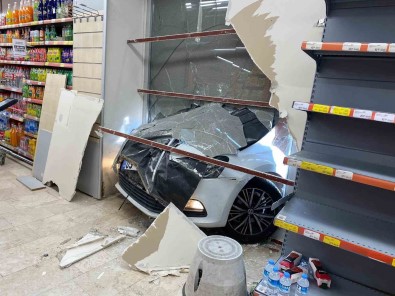 Kontrolden Çikan Otomobil Markete Daldi