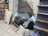Kontrolden Çikan Otomobil Markete Daldi Haberi