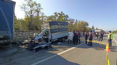 Mobilya Yüklü Kamyonet Park Halindeki Dorseye Çarpti Açiklamasi 3 Ölü