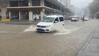 Rize'de Siddetli Yagmurda Cadde Ve Sokaklar Göle Döndü