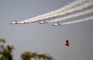 Türk Yıldızları Anıtkabir semalarında! Nefes kesen anlar...