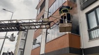 Yildirim Düsen Apartmanda Çikan Yanginda 4 Kisi Dumandan Etkilendi