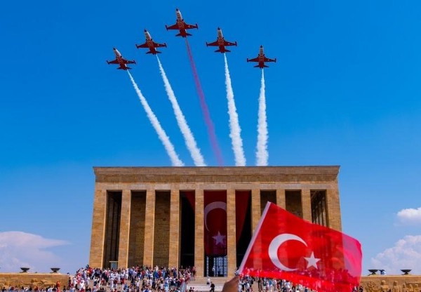 Türk Yıldızları Anıtkabir semalarında! Nefes kesen anlar...