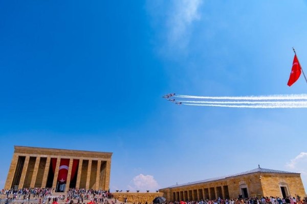 Türk Yıldızları Anıtkabir semalarında! Nefes kesen anlar...