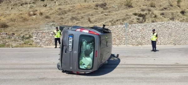 Amasya'da kamyonetler çarpıştı