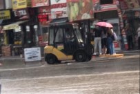 Aniden Baslayan Yagis Sonrasi Yayalarin Imdadina Belediye Forkliftle Yetisti
