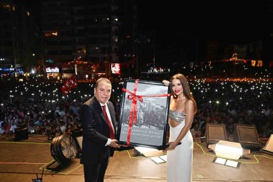 Antalyalilar Zafer Bayrami'ni DJ Mert Aydin Ve Simge Ile Kutladi