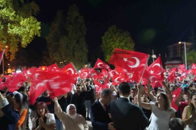 Bilecik'te Binlerce Kisi Fener Alayinda Tek Yürek Oldu
