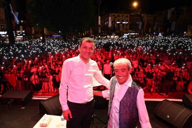 Denizli'de Zafer Bayrami Coskusu Edip Akbayram Ile Yasandi