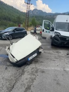 Isparta-Antalya Karayolu'nda 3 Aracin Karistigi Kazada 7 Kisi Yaralandi