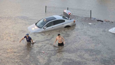 Karabük'te Saganak Yagis Açiklamasi Yollar Göle Döndü, Is Yerleri Sular Altinda Kaldi