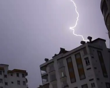 Kozan'da Simsekler Geceyi Aydinlatti